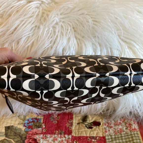 COACH crossbody, great condition without strap. 10 1/2β x 7 1/2β, great value β€οΈ - Picture 7 of 8